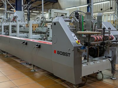 Фотографии с производства компании Курт и К. Фальцесклейка картона на оборудовании Bobst