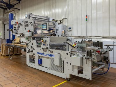 Фотография производства на заводе Курт и К. Вклейка окон в упаковку. Proliner